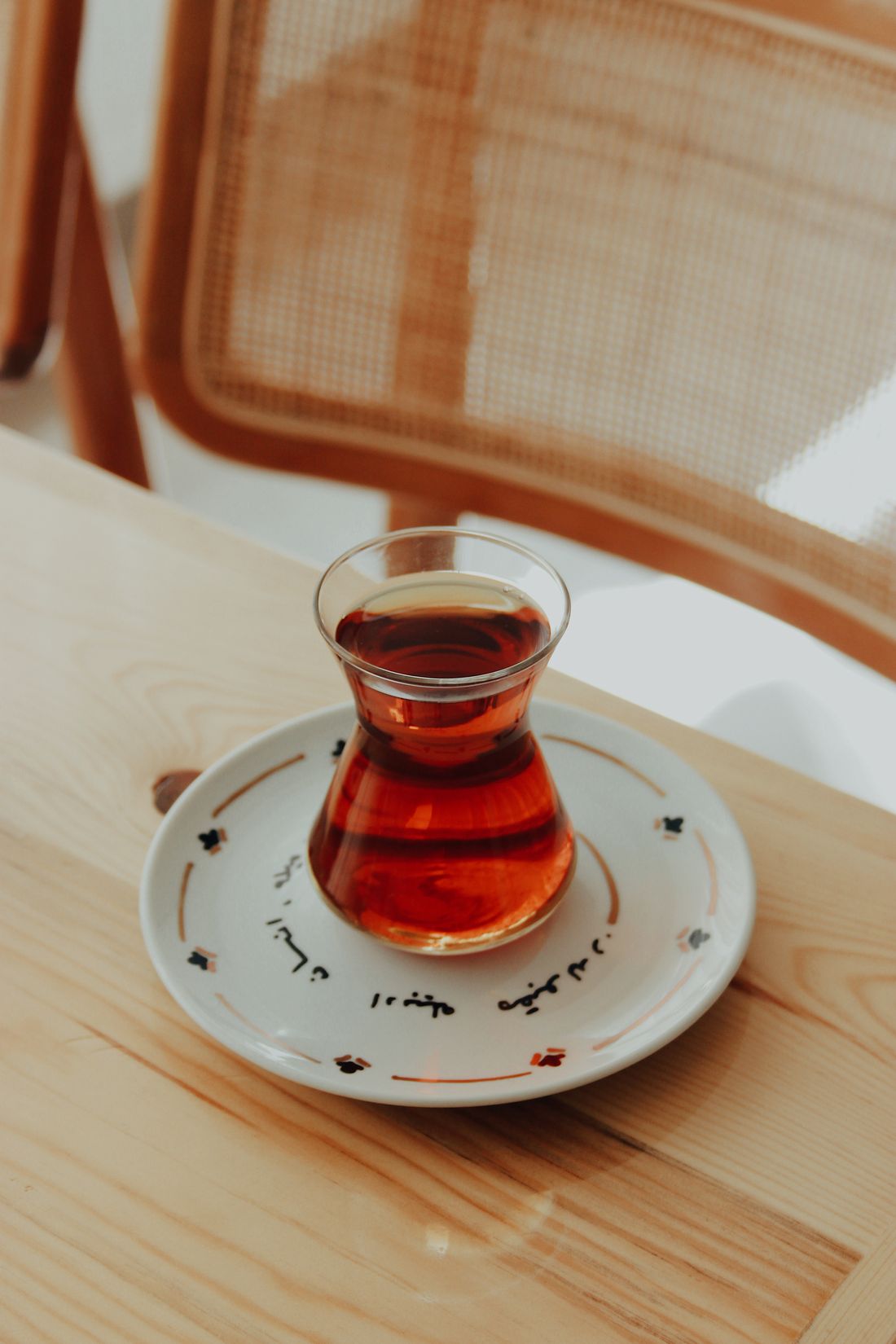 Frisch aufgebrühter Tee im traditionellen Glas