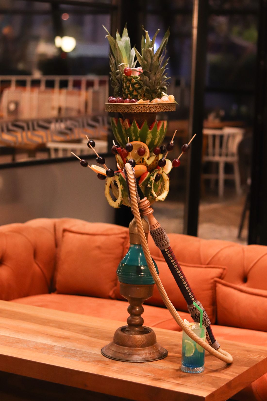 Dekorative Frucht-Shisha auf einem Lounge-Sofa