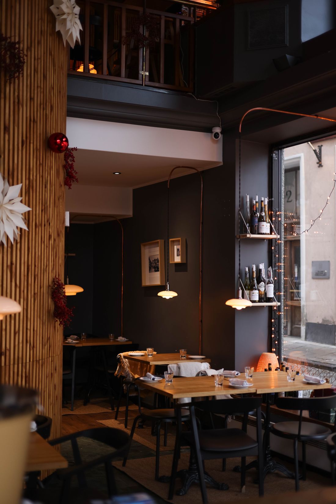 Gemütliches, warm beleuchtetes Bistro-Interieur